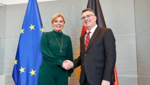 Der israelische Außenminister Gideon Sa’ar trifft am 6. Mai 2026 in Berlin die Präsidentin des Deutschen Bundestages, Julia Klöckner. Bildnachweis: Israelisches Außenministerium.