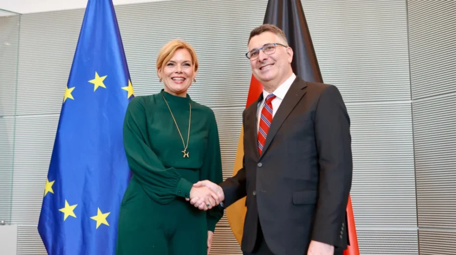 Der israelische Außenminister Gideon Sa’ar trifft am 6. Mai 2026 in Berlin die Präsidentin des Deutschen Bundestages, Julia Klöckner. Bildnachweis: Israelisches Außenministerium.