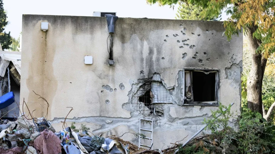 Zerstörung im Kibbuz Kfar Aza nach den von der Hamas angeführten Terroranschlägen vom 7. Oktober im Süden Israels, am 19. Dezember 2023. Bildnachweis: Moshe Shai/Flash90.