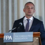 Nickolay Mladenov, der Hohe Vertreter des Internationalen Friedensrats, der den Waffenstillstand zwischen Israel und der Hamas überwacht, spricht am 13. Mai 2026 in Jerusalem auf einer Pressekonferenz für die ausländischen Medien. Foto: Yonatan Sindel/Flash90.