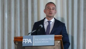 Nickolay Mladenov, der Hohe Vertreter des Internationalen Friedensrats, der den Waffenstillstand zwischen Israel und der Hamas überwacht, spricht am 13. Mai 2026 in Jerusalem auf einer Pressekonferenz für die ausländischen Medien. Foto: Yonatan Sindel/Flash90.