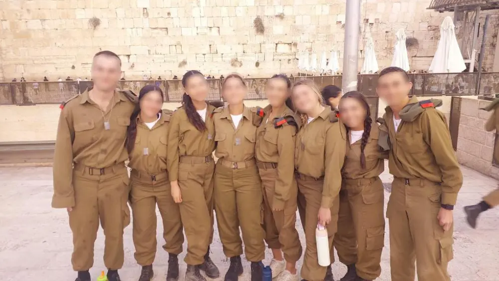 Mitglieder der Marva-Kompanie posieren im Mai 2026 an der Klagemauer in Jerusalem für ein Foto. (Die Gesichter wurden zum Schutz der Identität der Beteiligten unkenntlich gemacht.) Bildnachweis: IDF.
