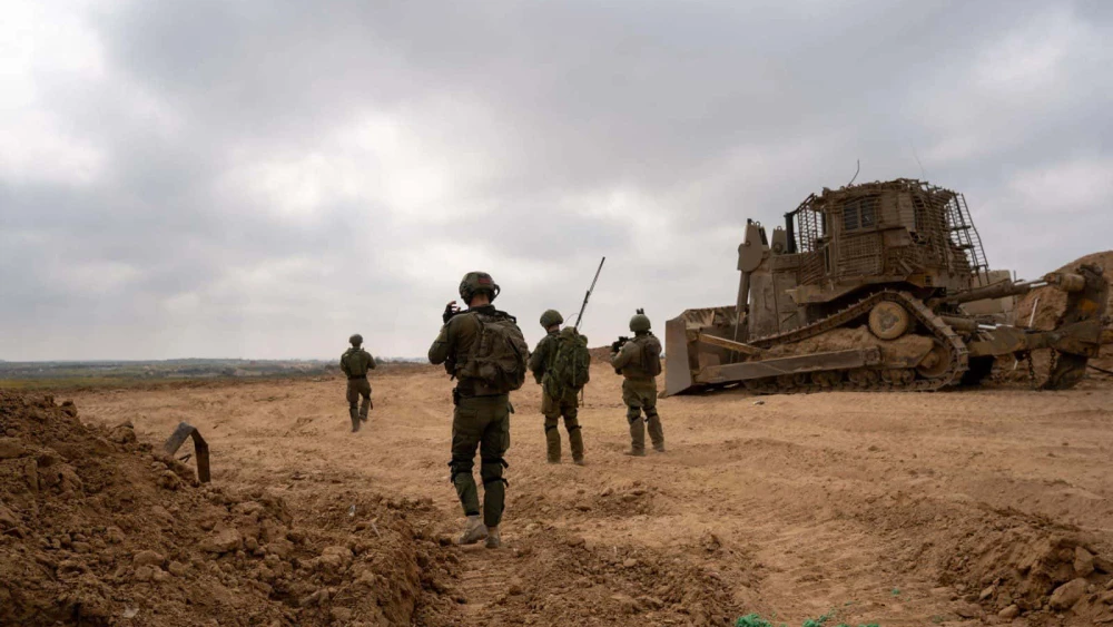 Israelische Soldaten und ein gepanzerter D9-Bulldozer während eines Einsatzes im zentralen Gazastreifen. Bildquelle: IDF. 
