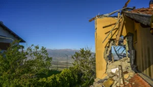 Ein Blick auf ein Haus in Misgav Am im Norden Israels, das durch eine von der Hisbollah im Libanon abgefeuerte Rakete beschädigt wurde, 1. Mai 2026. Foto: Michael Giladi/Flash90.
