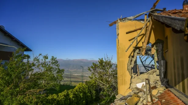 Ein Blick auf ein Haus in Misgav Am im Norden Israels, das durch eine von der Hisbollah im Libanon abgefeuerte Rakete beschädigt wurde, 1. Mai 2026. Foto: Michael Giladi/Flash90.