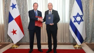Panamas Außenminister Javier Martinez-Acha und der israelische Botschafter in Panama, Mati Cohen, unterzeichnen am 27. Mai ein Handelsabkommen. Bildquelle: Israelisches Außenministerium