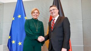 Der israelische Außenminister Gideon Sa’ar trifft am 6. Mai 2026 in Berlin die Präsidentin des Deutschen Bundestages, Julia Klöckner. Bildnachweis: Israelisches Außenministerium.