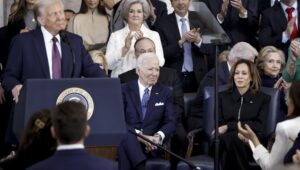 Der ehemalige US-Präsident Joe Biden (2. v. r.) und die ehemalige US-Vizepräsidentin Kamala Harris (r.) hören zu, während US-Präsident Donald Trump (l.) nach seiner Vereidigung als 47. Präsident der Vereinigten Staaten bei einer Amtseinführungszeremonie in Washington, D.C., USA, am 20. Januar 2025 eine Rede hält. EPA/SHAWN THEW / POOL