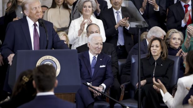 Der ehemalige US-Präsident Joe Biden (2. v. r.) und die ehemalige US-Vizepräsidentin Kamala Harris (r.) hören zu, während US-Präsident Donald Trump (l.) nach seiner Vereidigung als 47. Präsident der Vereinigten Staaten bei einer Amtseinführungszeremonie in Washington, D.C., USA, am 20. Januar 2025 eine Rede hält. EPA/SHAWN THEW / POOL