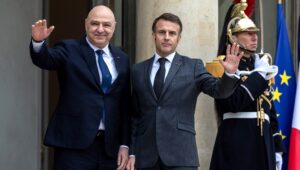 Der französische Präsident Emmanuel Macron (Mitte) empfängt den libanesischen Präsidenten Joseph Aoun (links) am 28. März 2025 im Élysée-Palast in Paris, Frankreich. EPA/CHRISTOPHE PETIT TESSON
