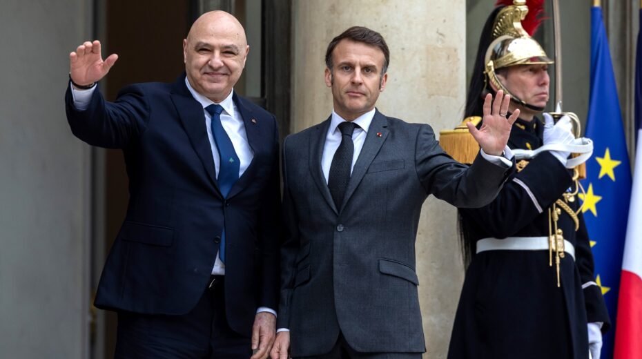 Der französische Präsident Emmanuel Macron (Mitte) empfängt den libanesischen Präsidenten Joseph Aoun (links) am 28. März 2025 im Élysée-Palast in Paris, Frankreich. EPA/CHRISTOPHE PETIT TESSON