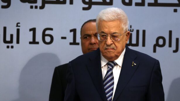 Der Präsident der Palästinensischen Autonomiebehörde, Mahmoud Abbas, nimmt am 14. Mai 2026 am Eröffnungstag des achten Parteitags der Fatah in der Stadt Ramallah teil. Die Generalversammlung der Fatah-Bewegung tagt zum ersten Mal seit 2016, um eine neue Führung zu wählen. Die Sitzungen finden vom 14. bis 16. Mai statt und werden gleichzeitig an vier Orten abgehalten: in Ramallah, im Gazastreifen, in Kairo und in Beirut. EPA/ALAA BADARNEH