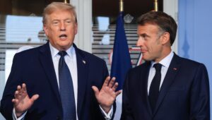 US-Präsident Donald Trump (links) nimmt am 15. Juni 2026 am Rande des G7-Gipfels in Evian-les-Bains in Ostmittelfrankreich an einem bilateralen Treffen mit dem französischen Präsidenten Emmanuel Macron teil. Der 52. G7-Gipfel findet vom 15. bis 17. Juni 2026 in Evian-les-Bains statt. Foto: EPA/LUDOVIC MARIN / POOL