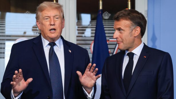 US-Präsident Donald Trump (links) nimmt am 15. Juni 2026 am Rande des G7-Gipfels in Evian-les-Bains in Ostmittelfrankreich an einem bilateralen Treffen mit dem französischen Präsidenten Emmanuel Macron teil. Der 52. G7-Gipfel findet vom 15. bis 17. Juni 2026 in Evian-les-Bains statt. Foto: EPA/LUDOVIC MARIN / POOL