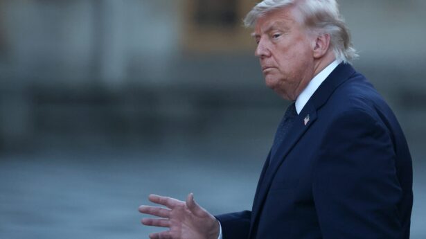 epa13045324 US-Präsident Donald J. Trump trifft am 17. Juni 2026 im Schloss Versailles ein. Macron empfing Trump nach dem G7-Gipfel in Evian-les-Bains in Versailles. EPA/MOHAMMED BADRA