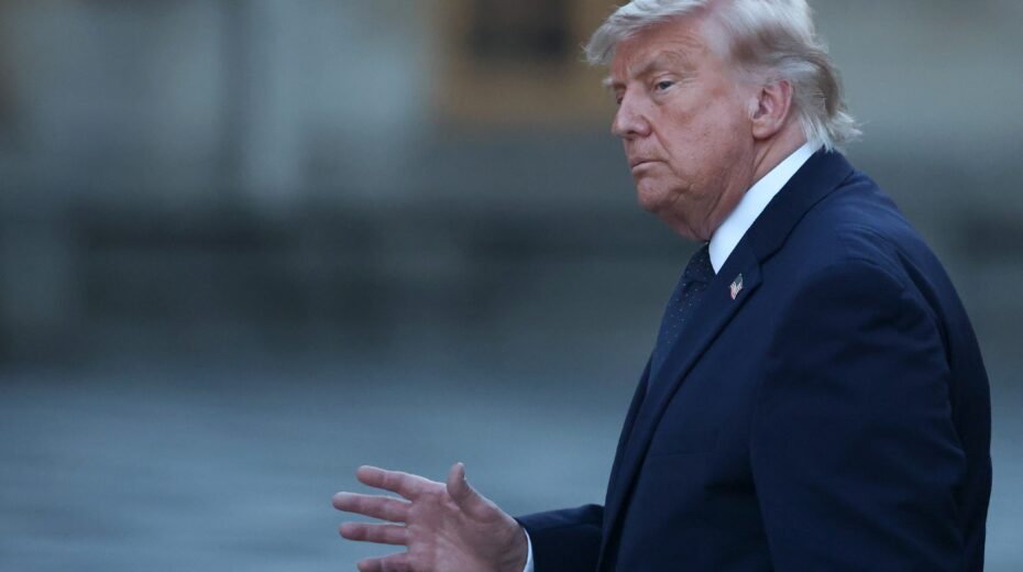 epa13045324 US-Präsident Donald J. Trump trifft am 17. Juni 2026 im Schloss Versailles ein. Macron empfing Trump nach dem G7-Gipfel in Evian-les-Bains in Versailles. EPA/MOHAMMED BADRA