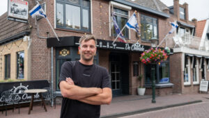 Israelfreunde in Urk zeigen stolz ihre Verbundenheit mit dem jüdischen Staat. Foto: DOr Pazuelo/FLASH90
