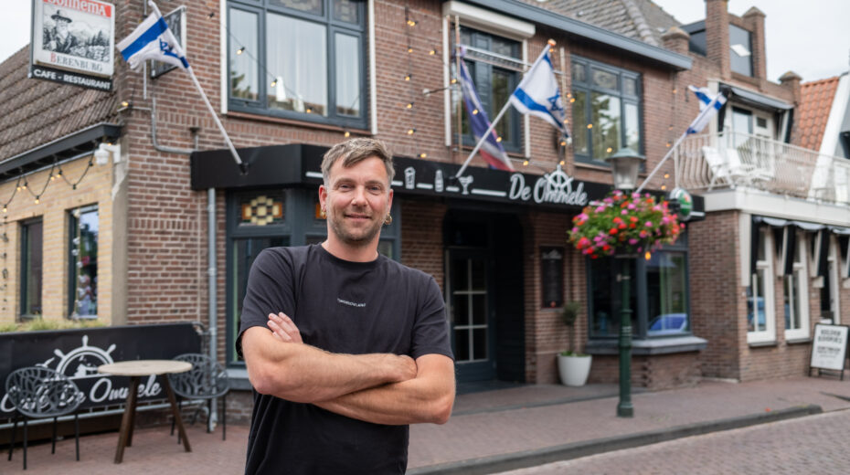 Israelfreunde in Urk zeigen stolz ihre Verbundenheit mit dem jüdischen Staat. Foto: DOr Pazuelo/FLASH90