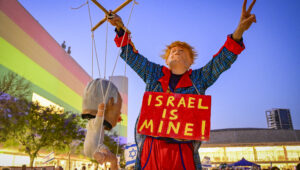 Demonstranten in Tel Aviv halten eine Puppe von Trump in die Luft, die eine weitere Puppe von Netanjahu in der Hand hält. Foto: Avshalom Sassoni/Flash90