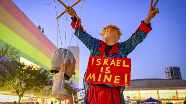 Demonstranten in Tel Aviv halten eine Puppe von Trump in die Luft, die eine weitere Puppe von Netanjahu in der Hand hält. Foto: Avshalom Sassoni/Flash90