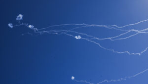 Raketenabwehrbatterien feuern Abfangraketen auf aus dem Libanon abgefeuerte ballistische Raketen ab, wie am 7. Juni 2026 im Norden Israels zu sehen war. Foto: Ayal Margolin/Flash90