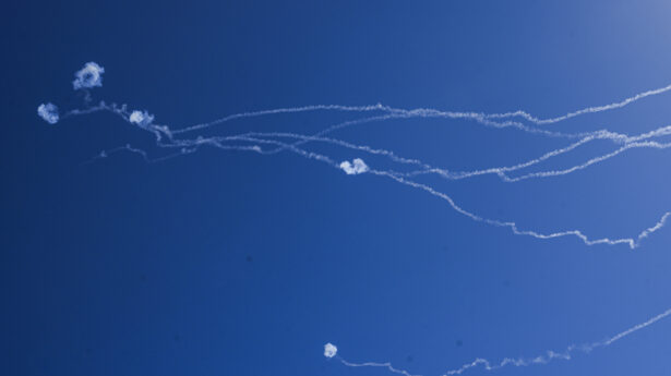 Raketenabwehrbatterien feuern Abfangraketen auf aus dem Libanon abgefeuerte ballistische Raketen ab, wie am 7. Juni 2026 im Norden Israels zu sehen war. Foto: Ayal Margolin/Flash90