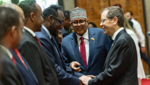 Der israelische Präsident Isaac Herzog mit dem Präsidenten von Somaliland, Abdirahman Abdullahi Mohamed, während einer Feier in der Präsidentenresidenz in Jerusalem am 14. Juni 2026. Foto: Chaim Goldberg/Flash90