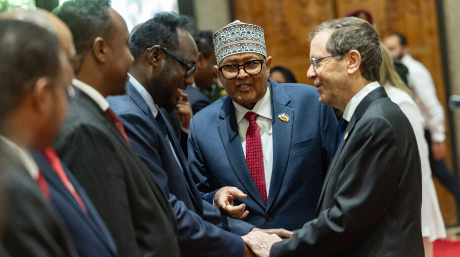 Der israelische Präsident Isaac Herzog mit dem Präsidenten von Somaliland, Abdirahman Abdullahi Mohamed, während einer Feier in der Präsidentenresidenz in Jerusalem am 14. Juni 2026. Foto: Chaim Goldberg/Flash90