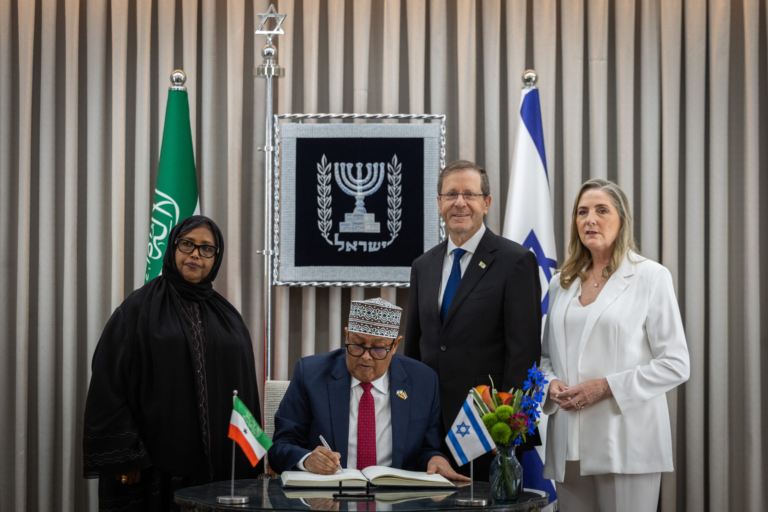 Der israelische Präsident Isaac Herzog mit dem Präsidenten von Somaliland, Abdirahman Abdullahi Mohamed, während einer Zeremonie in der Präsidentenresidenz in Jerusalem am 14. Juni 2026. Foto: Chaim Goldberg/Flash90