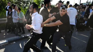 Haredim geraten in der nordisraelischen Stadt Safed bei einer Demonstration gegen die Inhaftierung von Seminaristen, die einer Einberufung zum Militär nicht nachgekommen sind, am 1. Juni 2026 mit der Polizei aneinander. Foto: Michael Giladi/Flash90.