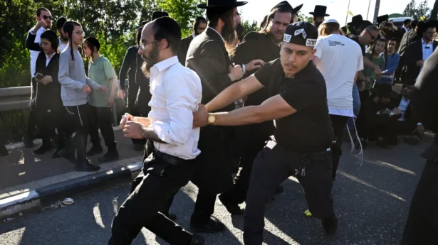 Haredim geraten in der nordisraelischen Stadt Safed bei einer Demonstration gegen die Inhaftierung von Seminaristen, die einer Einberufung zum Militär nicht nachgekommen sind, am 1. Juni 2026 mit der Polizei aneinander. Foto: Michael Giladi/Flash90.