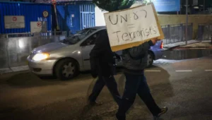 Israelis protestieren am 5. Februar 2024 vor den Büros des Hilfswerks der Vereinten Nationen für palästinensische Flüchtlinge (UNRWA) in Jerusalem gegen die Organisation, die in direktem Zusammenhang mit dem Terrorismus der Hamas steht. Foto: Chaim Goldberg/Flash90.