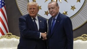 Der türkische Präsident Recep Tayyip Erdogan empfängt US-Präsident Donald Trump am Flughafen Ankara im Vorfeld des NATO-Gipfels der Staats- und Regierungschefs 2026 in Ankara, Türkei, am 7. Juli 2026. Der Gipfel findet am 7. und 8. Juli statt und konzentriert sich auf die Stärkung der Verteidigungsindustrie sowie die Sicherung langfristiger Militärhilfe für die Ukraine. EPA/OSMANCAN GURDOGAN / POOL
