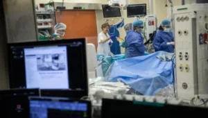 Israelische Ärzte führen am 20. Januar 2020 in einem Operationssaal des Hadassah-Ein-Kerem-Krankenhauses in Jerusalem Herzkatheteruntersuchungen durch. Foto: Hadas Parush/Flash90.