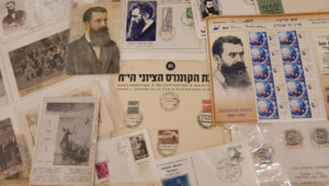 Herzl-Erinnerungsstücke aus der Manfred-Anson-Sammlung, zu sehen im Zentralen Zionistischen Archiv in Jerusalem. Foto: Flash 90