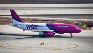 Eine Maschine der ungarischen Billigfluggesellschaft „Wizzair“ beim Start vom Ben-Gurion-Flughafen. 3. September 2014. Foto: Moshe Shai/FLASH90
