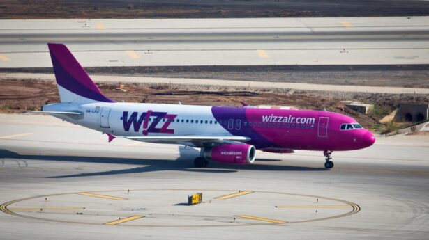Eine Maschine der ungarischen Billigfluggesellschaft „Wizzair“ beim Start vom Ben-Gurion-Flughafen. 3. September 2014. Foto: Moshe Shai/FLASH90