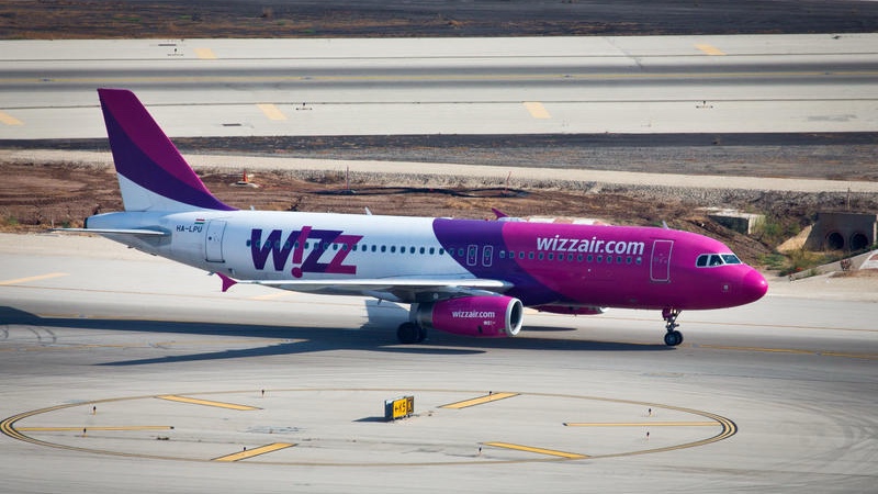 Eine Maschine der ungarischen Billigfluggesellschaft „Wizzair“ beim Start vom Ben-Gurion-Flughafen. 3. September 2014. Foto: Moshe Shai/FLASH90