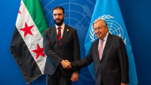Zwei Antisemiten: Der syrische Präsident Ahmed al-Sharaa posiert am 24. September 2025 im Hauptquartier der Vereinten Nationen in New York City für ein Foto mit UN-Generalsekretär Antonio Guterres. Foto: Liri Agami/Flash90