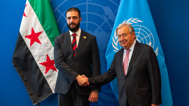 Zwei Antisemiten: Der syrische Präsident Ahmed al-Sharaa posiert am 24. September 2025 im Hauptquartier der Vereinten Nationen in New York City für ein Foto mit UN-Generalsekretär Antonio Guterres. Foto: Liri Agami/Flash90
