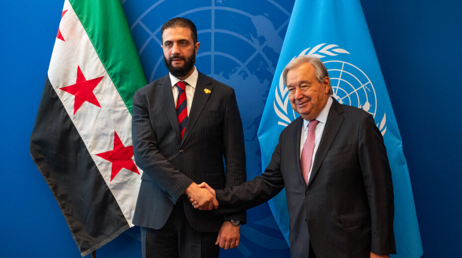Zwei Antisemiten: Der syrische Präsident Ahmed al-Sharaa posiert am 24. September 2025 im Hauptquartier der Vereinten Nationen in New York City für ein Foto mit UN-Generalsekretär Antonio Guterres. Foto: Liri Agami/Flash90