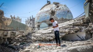 Palästinenser verrichten das Freitagsgebet in der zerstörten Al-Huda-Moschee im Zentrum von Khan Younis im südlichen Gazastreifen. Die dreistöckige Al-Huda-Moschee wurde während des Krieges mit der Hamas von der israelischen Armee zerstört. 14. August 2026. Foto: Abed Rahim Khatib/FLASH90