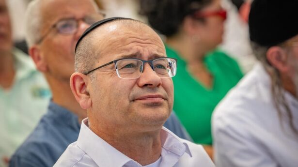 Mossad-Direktor Roman Gofman nimmt am 21. August 2026 an der Beerdigung des IDF-Soldaten Yekutiel Yehuda Katz auf dem Friedhof am Ölberg in Jerusalem teil. Foto: Chaim Goldberg/Flash90