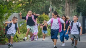 Israelische Kinder, die das Ende ihrer Sommerferien genießen, posieren am 27. August 2026 im Moshav Yashresh. Der Unterricht beginnt am 1. September. Foto: Yossi Aloni/Flash90.