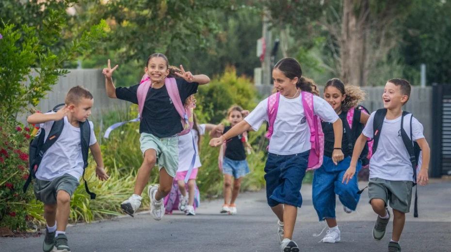 Israelische Kinder, die das Ende ihrer Sommerferien genießen, posieren am 27. August 2026 im Moshav Yashresh. Der Unterricht beginnt am 1. September. Foto: Yossi Aloni/Flash90.