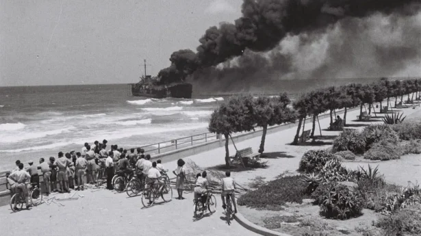 Das Irgun-Schiff „Altalena“ brennt vor der Küste von Tel Aviv, nachdem es am 22. Juni 1948 von der IDF beschossen wurde. Foto: Hans Pinn via Wikimedia.