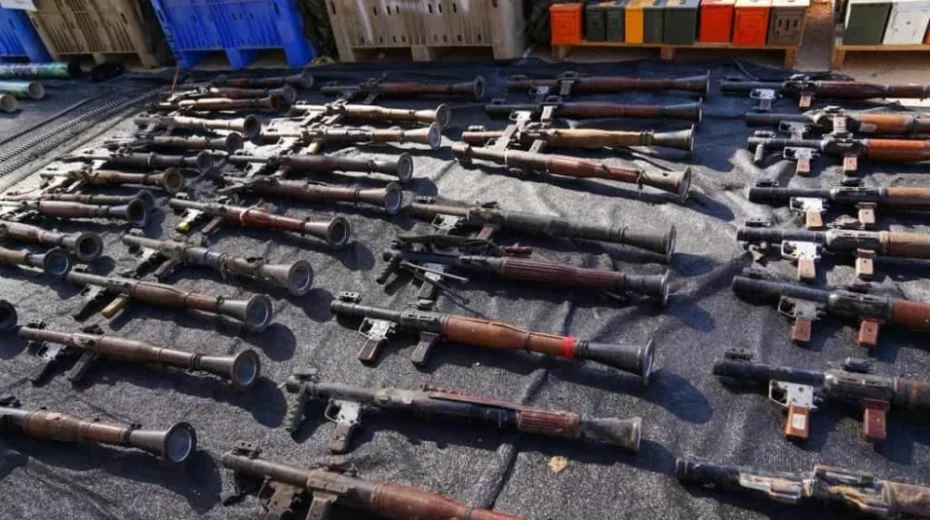 Von israelischen Truppen im Gazastreifen und im Grenzgebiet beschlagnahmte Waffen der Hamas, 6. Oktober 2024. Bildquelle: IDF.