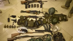 Von Soldaten der israelischen Streitkräfte in der Sicherheitszone im Südlibanon im Juli 2026 entdeckte Waffen der Hisbollah. Bildnachweis: Pressestelle der israelischen Streitkräfte.