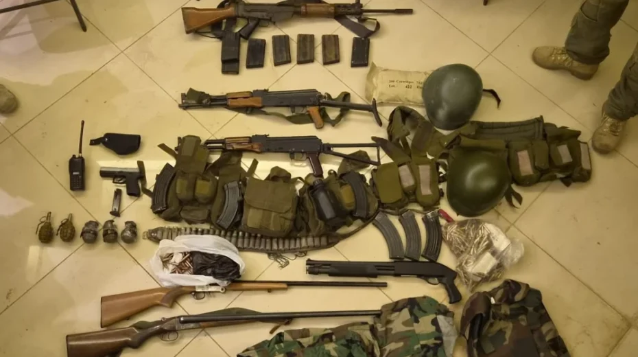 Von Soldaten der israelischen Streitkräfte in der Sicherheitszone im Südlibanon im Juli 2026 entdeckte Waffen der Hisbollah. Bildnachweis: Pressestelle der israelischen Streitkräfte.