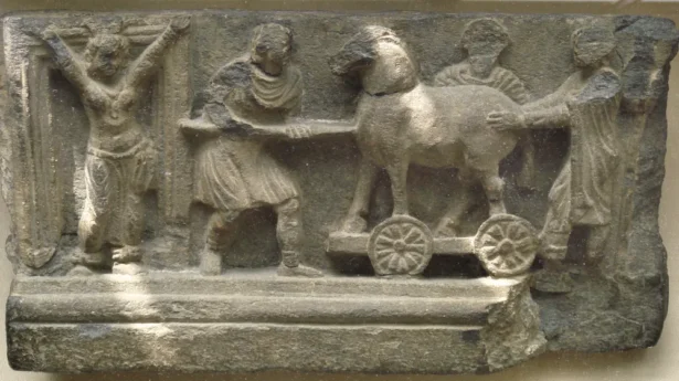 Ein griechisch-buddhistisches Steinrelief, das das Trojanische Pferd darstellt. Bildquelle: Public Domain über Wikimedia Commons.